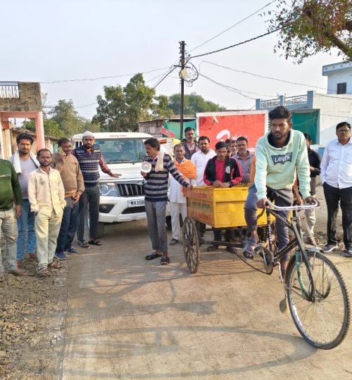 गावात घंटागाडी द्वारे कचरा संकलन करताना चे काही क्षण