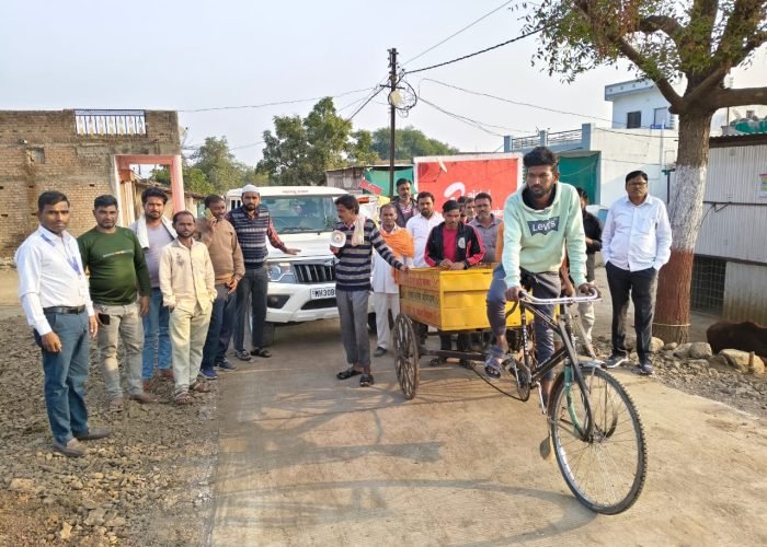 गावात घंटागाडी द्वारे कचरा संकलन करताना चे काही क्षण