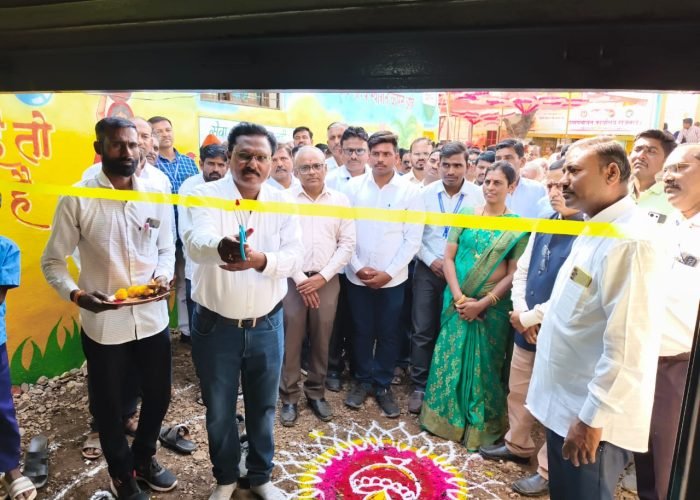 R.O. चे उद्घाटन करताना मा. सरपंच ईश्वरसिंग जाधव ग्रामपंचायत राजनखेड.